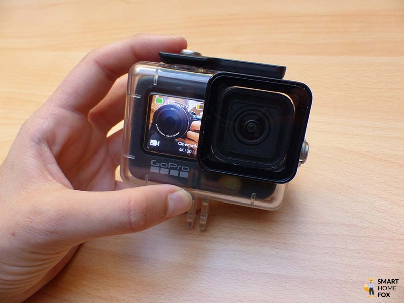 Man sieht die GoPro Hero 9 in einem zusätzlichen Gehäuse.